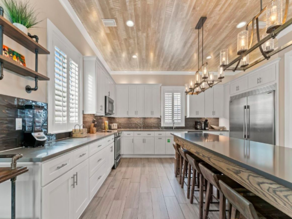 Luxurious 6-Bedroom Home - Steps from the Beach with VIP Extras