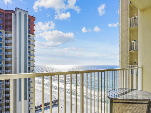 Studio Condo located on the 15th floor with partial ocean views, sleeps 4
