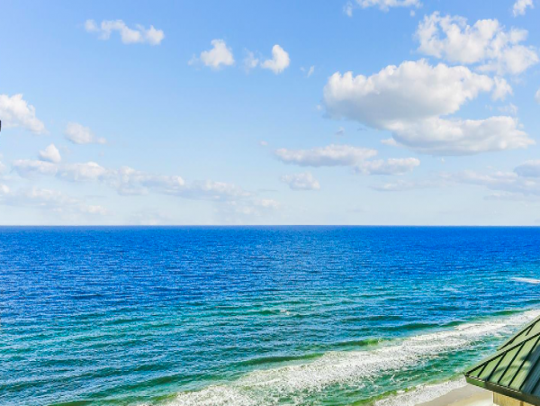 Studio Condo located on the 15th floor with partial ocean views, sleeps 4