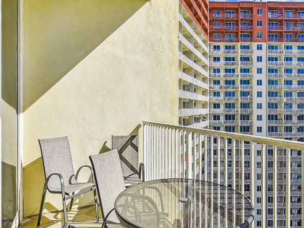 Studio Condo located on the 15th floor with partial ocean views, sleeps 4