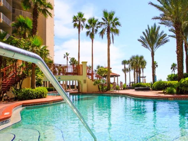 Studio Condo located on the 15th floor with partial ocean views, sleeps 4