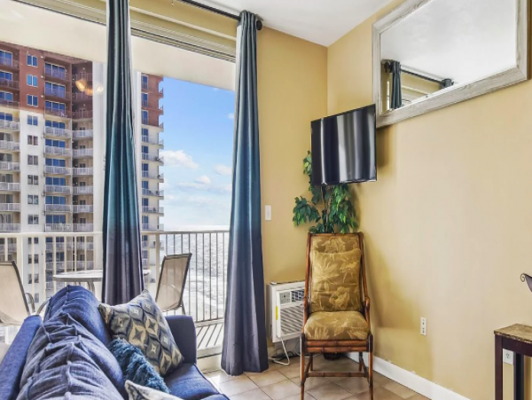 Studio Condo located on the 15th floor with partial ocean views, sleeps 4