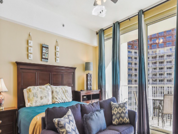Studio Condo located on the 15th floor with partial ocean views, sleeps 4