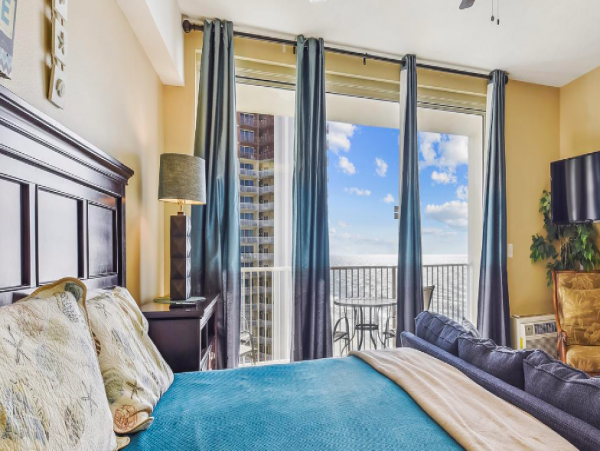 Studio Condo located on the 15th floor with partial ocean views, sleeps 4