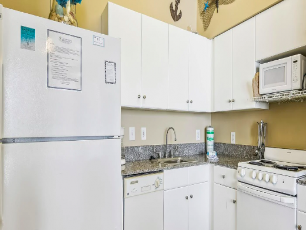 Studio Condo located on the 15th floor with partial ocean views, sleeps 4