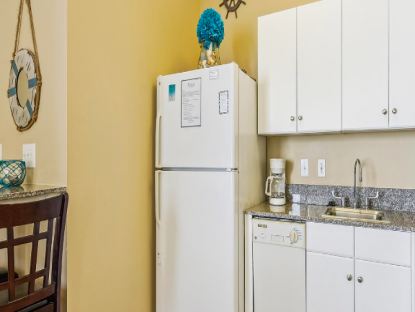 Studio Condo located on the 15th floor with partial ocean views, sleeps 4