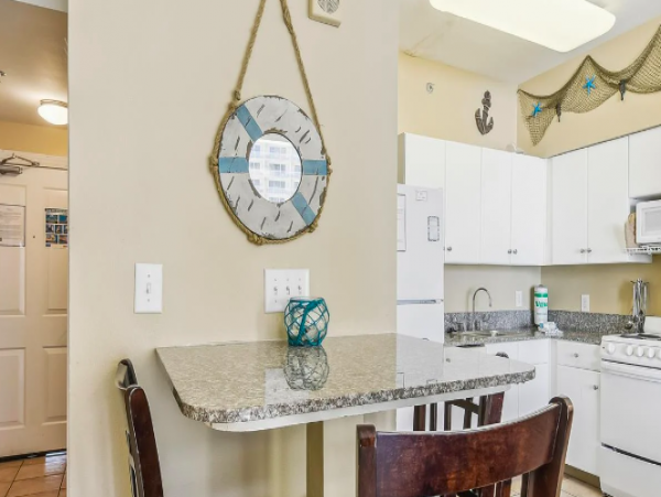 Studio Condo located on the 15th floor with partial ocean views, sleeps 4