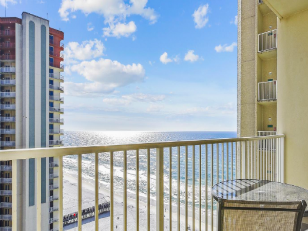 Studio Condo located on the 15th floor with partial ocean views, sleeps 4