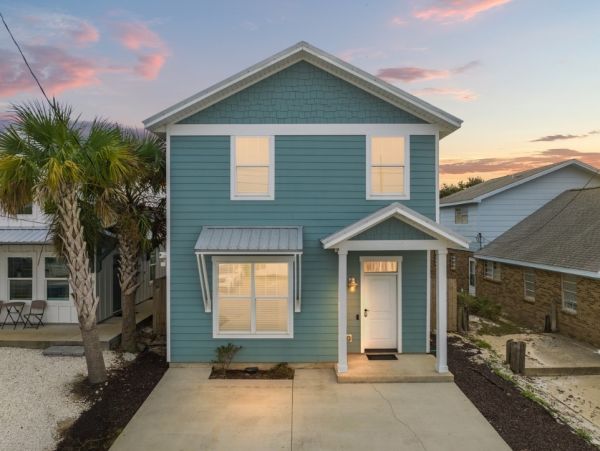 Four Bedroom Pool Vacation Home in Panama City Beach
