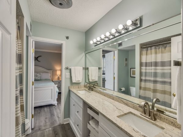 Destin Vacation Condo Three Bedroom Walk to Beach