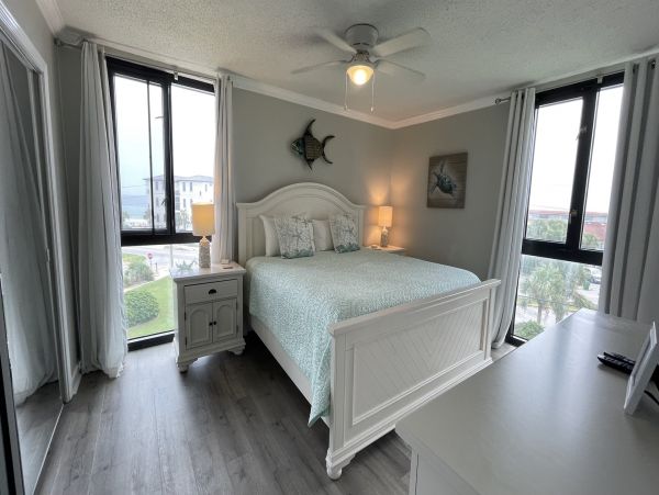 Destin Vacation Condo Three Bedroom Walk to Beach