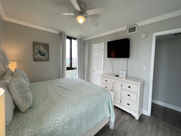 Destin Vacation Condo Three Bedroom Walk to Beach