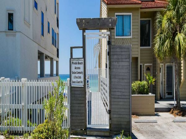 Destin Vacation Condo Three Bedroom Walk to Beach