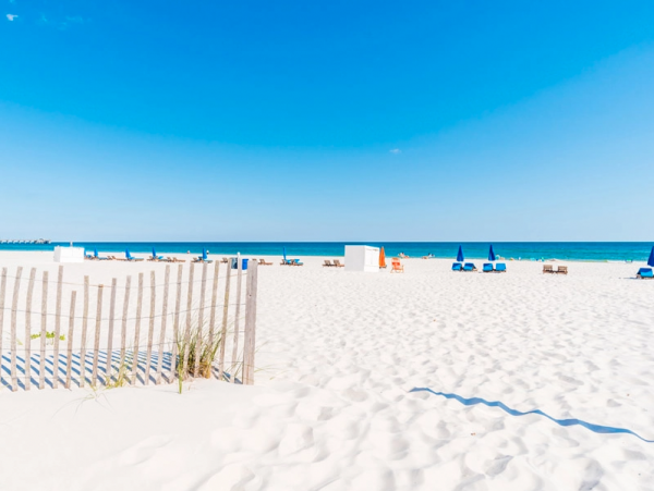 Cozy Beachfront One Bedroom Vacation Condo with Community Amenities