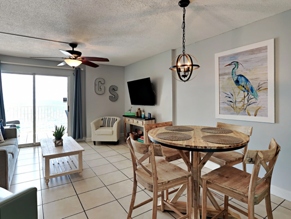 Cozy Beachfront One Bedroom Vacation Condo with Community Amenities