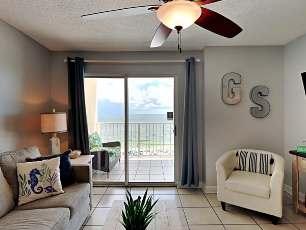 Cozy Beachfront One Bedroom Vacation Condo with Community Amenities