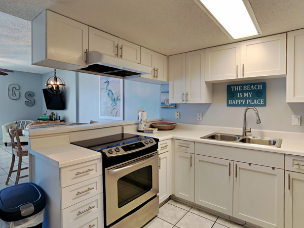 Cozy Beachfront One Bedroom Vacation Condo with Community Amenities