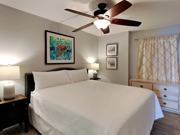 Cozy Beachfront One Bedroom Vacation Condo with Community Amenities