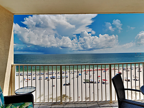 Cozy Beachfront One Bedroom Vacation Condo with Community Amenities