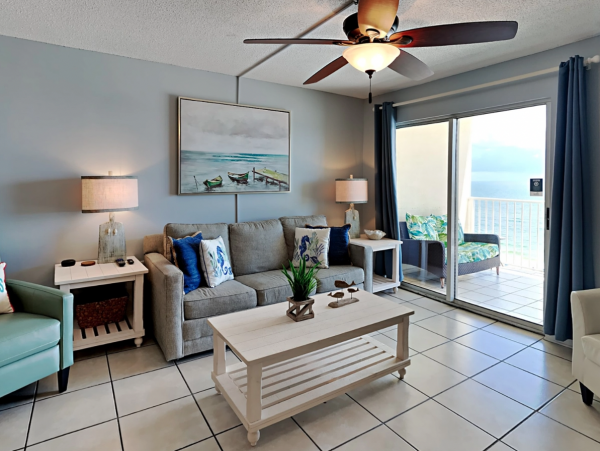 Cozy Beachfront One Bedroom Vacation Condo with Community Amenities
