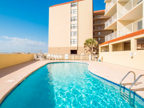 Cozy Beachfront One Bedroom Vacation Condo with Community Amenities
