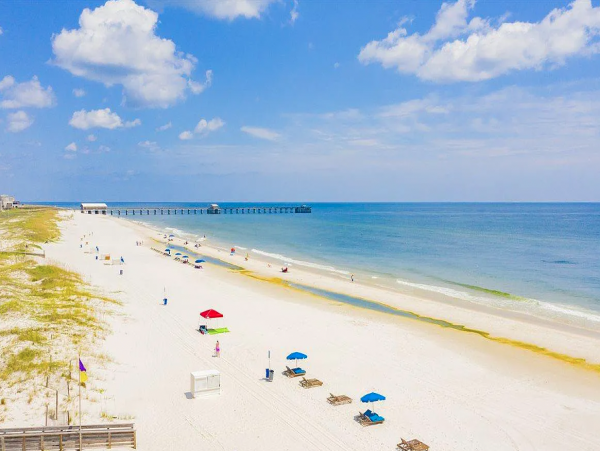 Cozy Beachfront One Bedroom Vacation Condo with Community Amenities