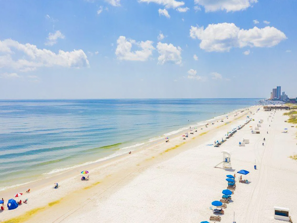Cozy Beachfront One Bedroom Vacation Condo with Community Amenities