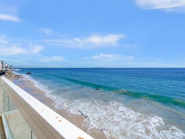 Luxurious 2 story Beachfront Home with Ocean view
