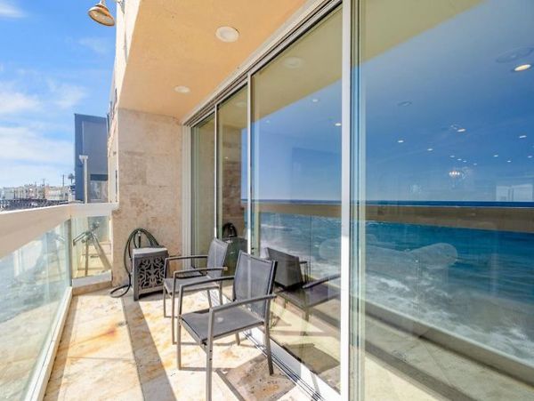 Luxurious 2 story Beachfront Home with Ocean view