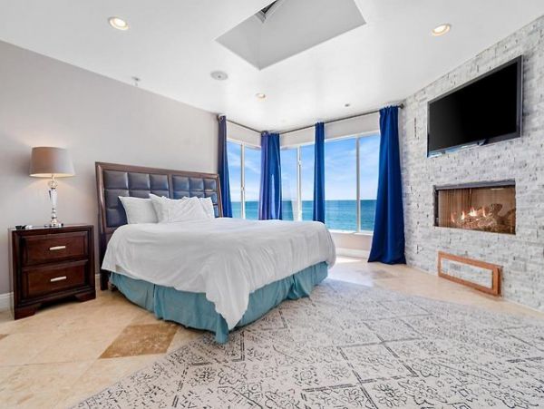 Luxurious 2 story Beachfront Home with Ocean view