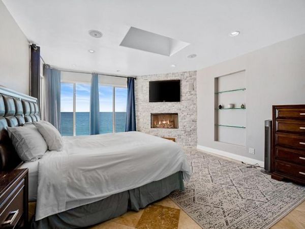 Luxurious 2 story Beachfront Home with Ocean view