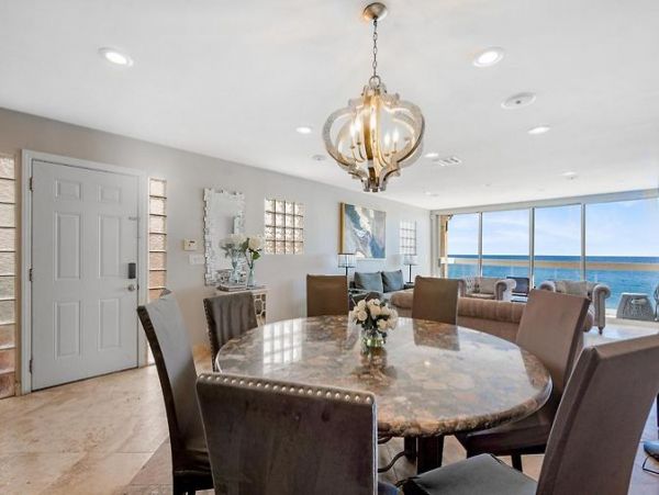 Luxurious 2 story Beachfront Home with Ocean view