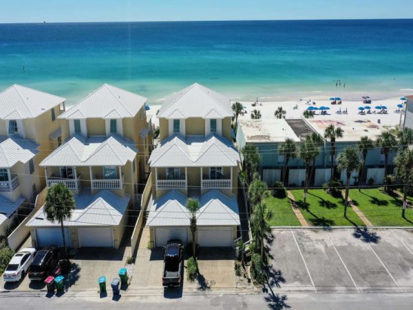 Oceanfront Five Bedrooms Home With Private Pool