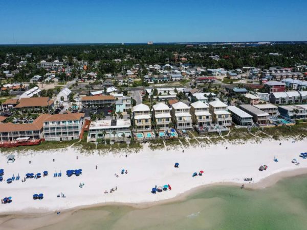 Oceanfront Five Bedrooms Home With Private Pool