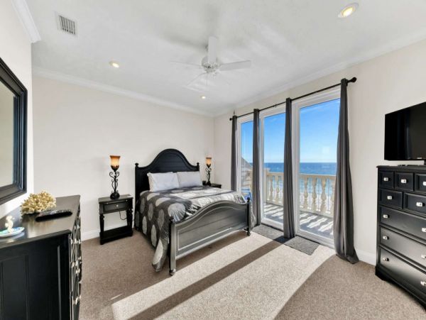 Oceanfront Five Bedrooms Home With Private Pool