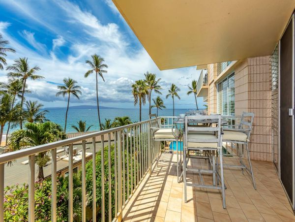 Maui Beachfront Luxury Condo Sleeps 5 Guests