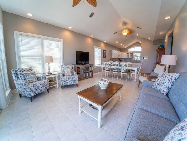 Stunning Beachfront 5 Bedroom Vacation Rental in Eastpoint