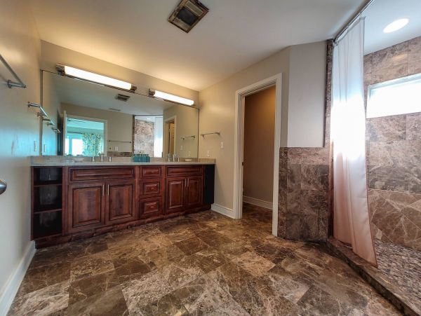 Stunning Beachfront 5 Bedroom Vacation Rental in Eastpoint