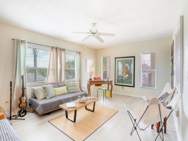 Lovely 2 Bedroom Condo Short Walk to Beach