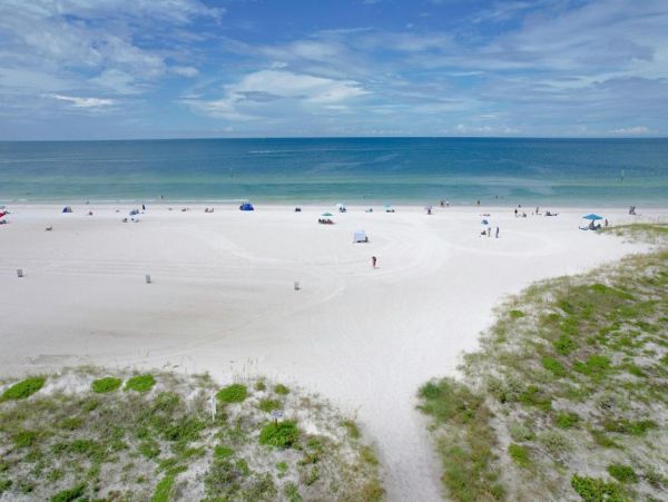 Lovely 2 Bedroom Condo Short Walk to Beach