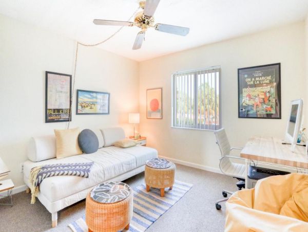 Lovely 2 Bedroom Condo Short Walk to Beach