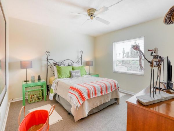 Lovely 2 Bedroom Condo Short Walk to Beach