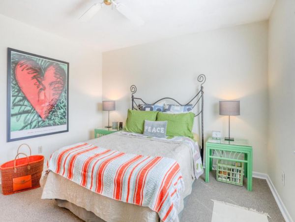 Lovely 2 Bedroom Condo Short Walk to Beach