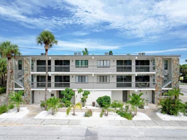 Lovely 2 Bedroom Condo Short Walk to Beach