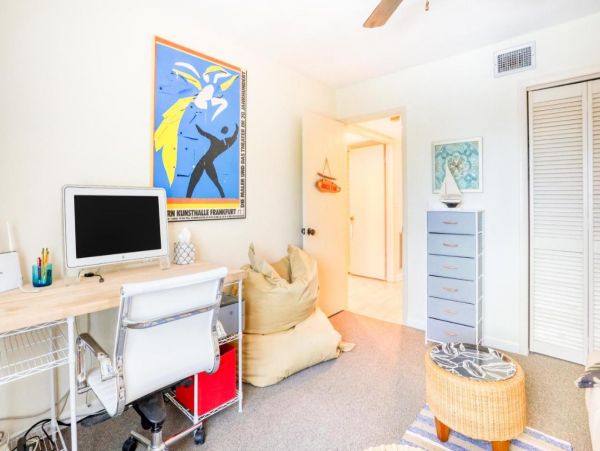 Lovely 2 Bedroom Condo Short Walk to Beach
