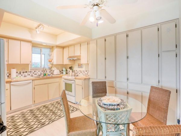 Lovely 2 Bedroom Condo Short Walk to Beach