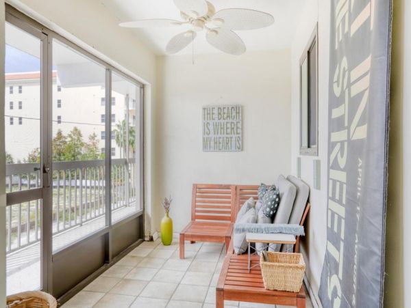 Lovely 2 Bedroom Condo Short Walk to Beach