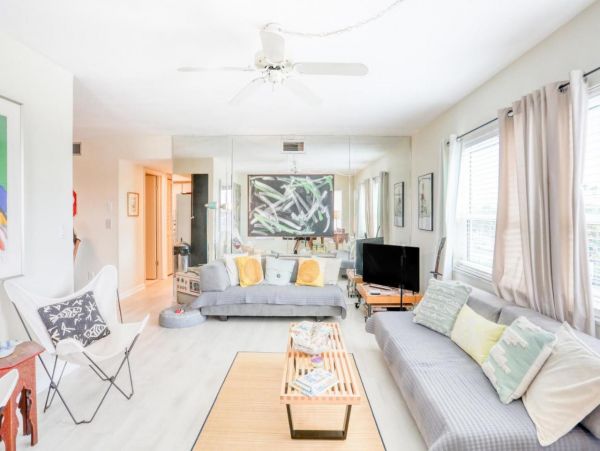 Lovely 2 Bedroom Condo Short Walk to Beach
