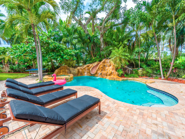 Exclusive Retreat 7 Bedrooms Movie Theater, Pool, Spa, Pool Table & More!