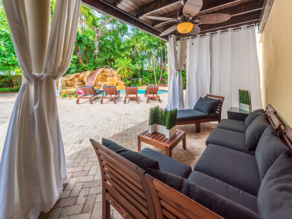 Exclusive Retreat 7 Bedrooms Movie Theater, Pool, Spa, Pool Table & More!